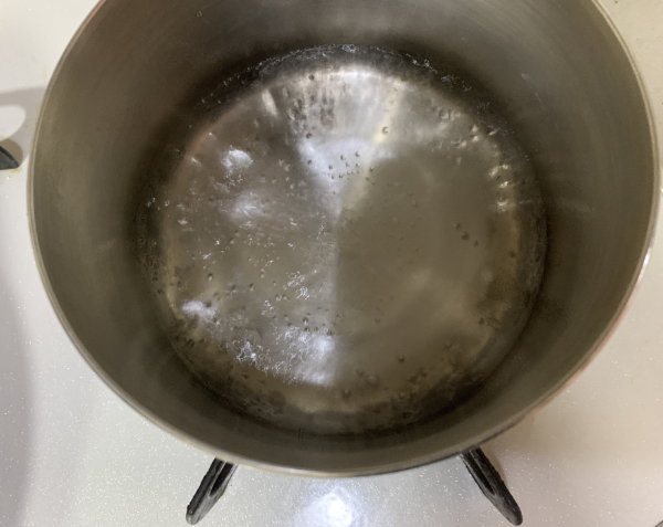 2.くみたての水道水を鍋に入れて沸騰させる